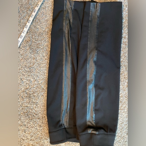 Bisou Bisou Black Skirt w/leather-like strips on the sides & the zipper, Size 14 - Picture 3 of 15